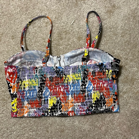 - Super cute crop to/ Size M.         D1 - Picture 3 of 9